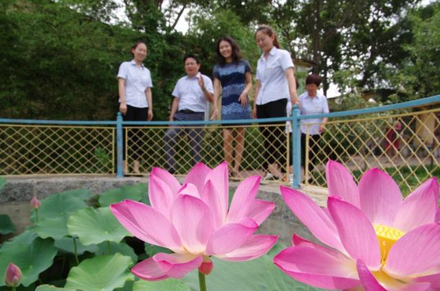 不忘祖根！哈佛女孩回沧州母校看望老师