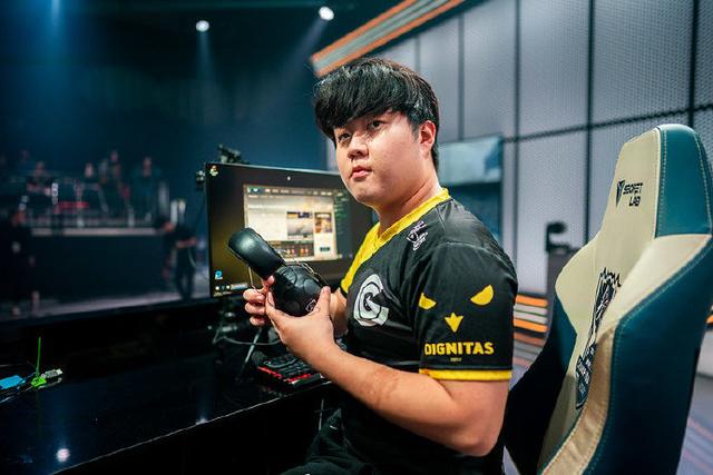 Huni：即使我下放到青训队，但我相信我对整个队伍也是有帮助的