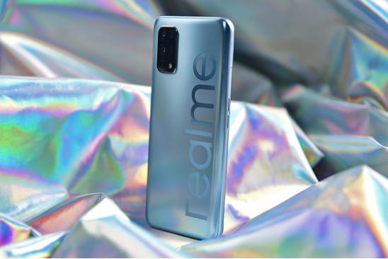 潮玩时尚外观下千元5G手机 realme 真我V5上手更凉爽