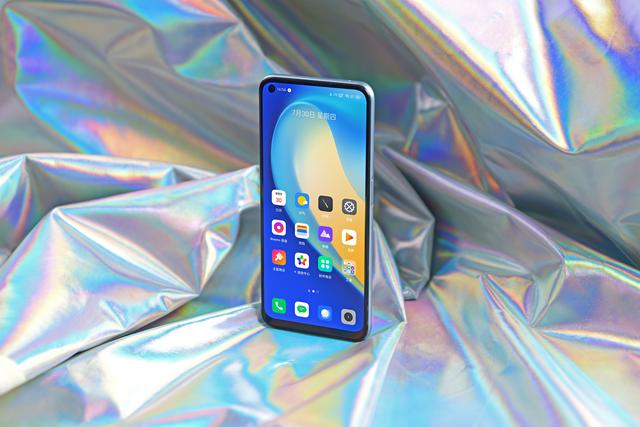 潮玩时尚外观下千元5G手机 realme 真我V5上手更凉爽