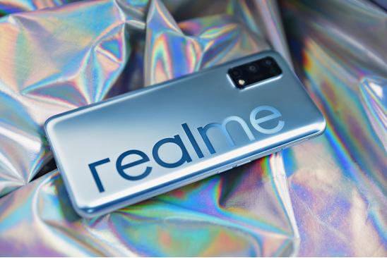 潮玩时尚外观下千元5G手机 realme 真我V5上手更凉爽