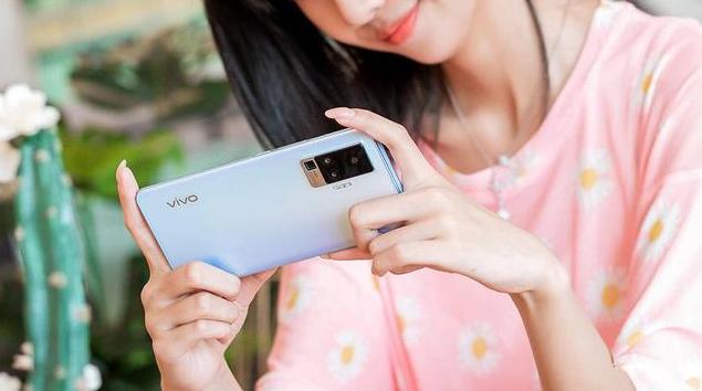 影像新旗舰，vivo X50 Pro携微云台正式开售，这匹大黑马真的稳