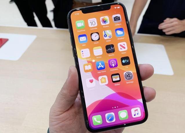 买小米10 Pro好还是iPhone11？实体店老板给出了最好建议，很受用