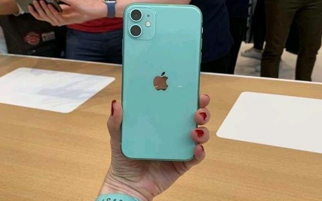 买小米10 Pro好还是iPhone11？实体店老板给出了最好建议，很受用