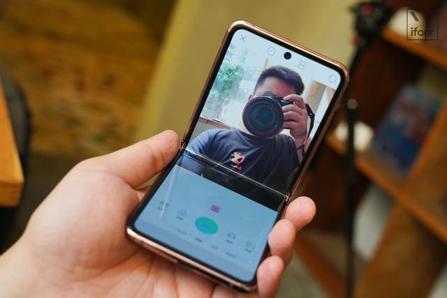 Galaxy Z Flip 5G版：现在你能买到性能最好的折叠屏手机