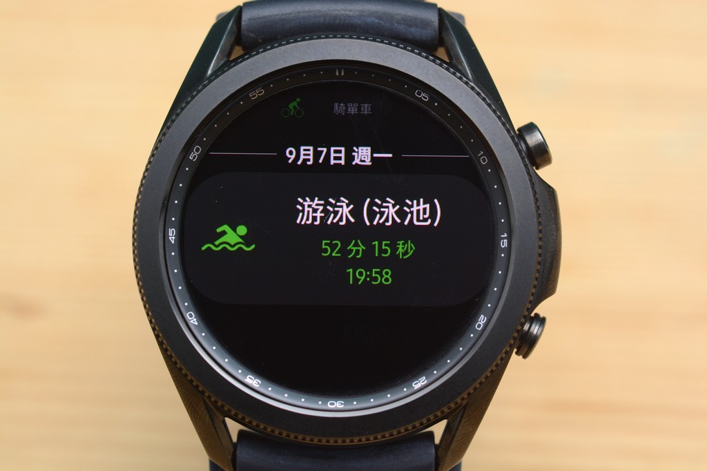 三星Galaxy Watch3开箱：旋转大表圈、屏幕依旧亮眼