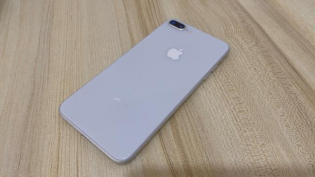 果粉烦恼：iPhone12何时发？男友急需我的苹果8P