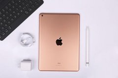 苹果iPad8真机图赏：颜值出众依旧 全尺寸键盘好手感