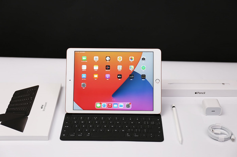 苹果iPad8真机图赏：颜值出众依旧 全尺寸键盘好手感