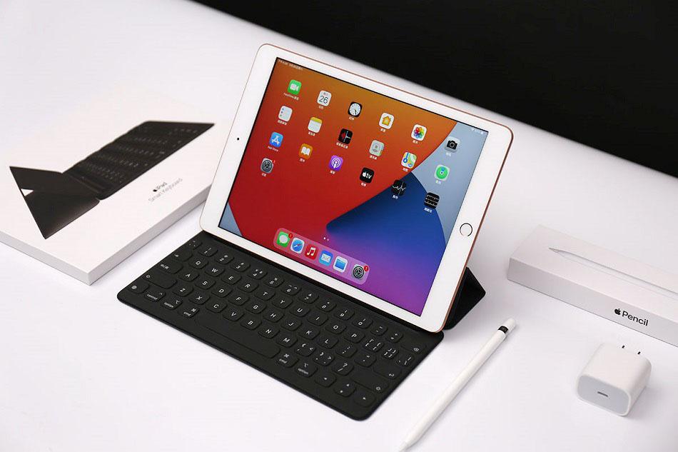 苹果iPad8真机图赏：颜值出众依旧 全尺寸键盘好手感