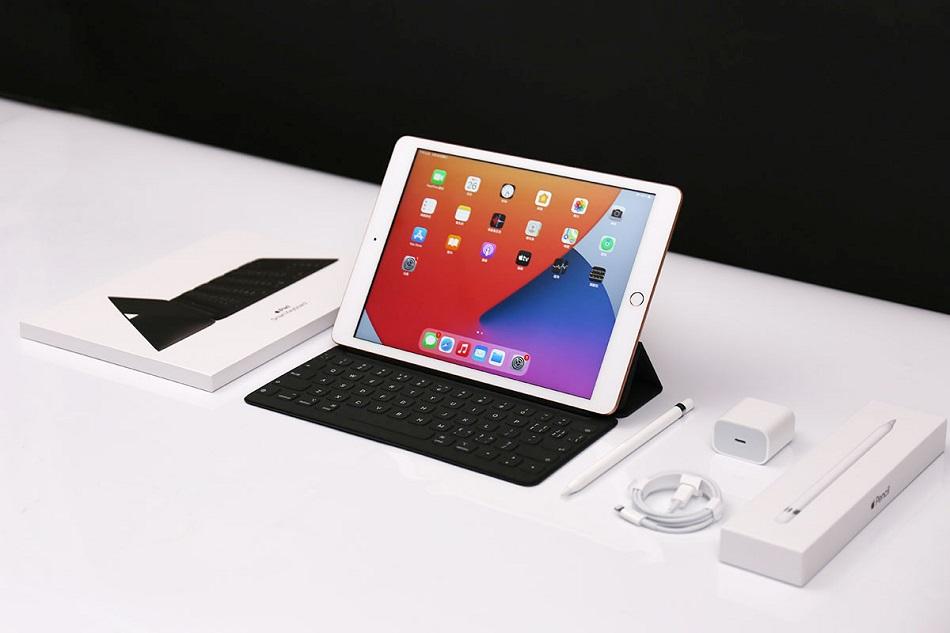 苹果iPad8真机图赏：颜值出众依旧 全尺寸键盘好手感