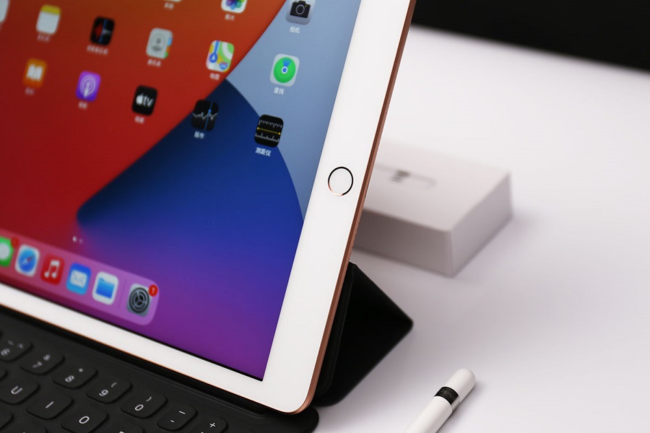 苹果iPad8真机图赏：颜值出众依旧 全尺寸键盘好手感