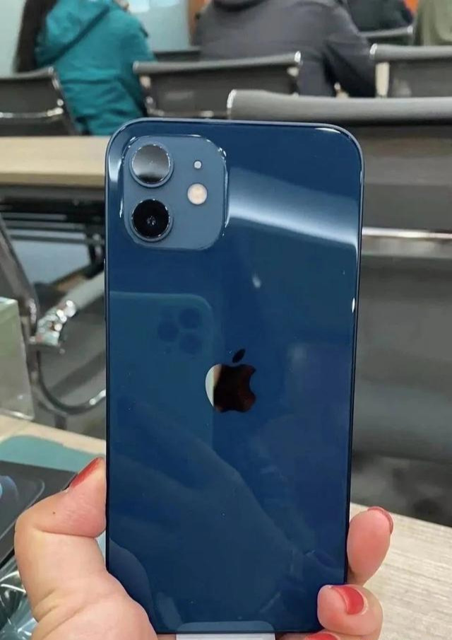 苹果iPhone12蓝色真机爆丑 网友纷纷退货 真相究竟如何