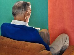 太意外了！美国老人似乎比年轻人更痴迷于屏幕，每天花费近十个小时