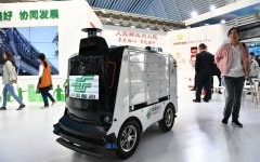 一次可装30个包裹、自动送货到人…无人投递车亮相乌镇