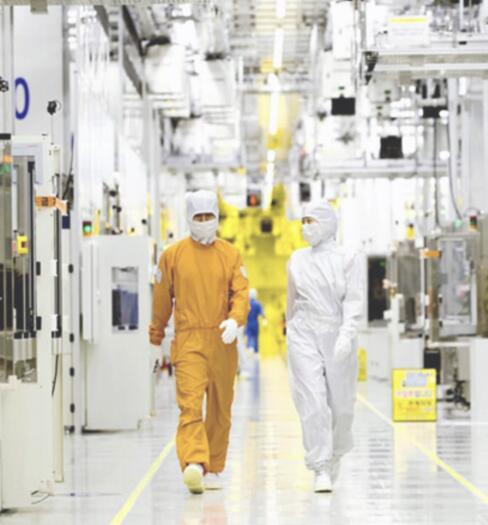 日本制裁掐住韩国半导体产业的咽喉，中国企业帮忙造了个"备胎"