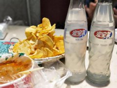 在东北，没人能从烧烤店里带走一瓶宏宝莱