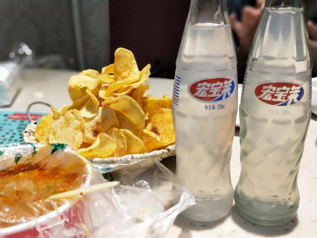 在东北，没人能从烧烤店里带走一瓶宏宝莱