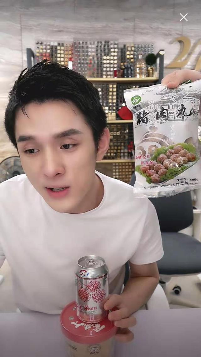 在东北，没人能从烧烤店里带走一瓶宏宝莱