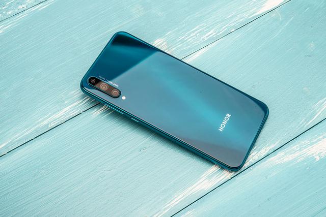 荣耀20青春版图赏：幻彩渐变超级柔美