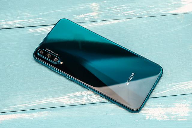 荣耀20青春版图赏：幻彩渐变超级柔美