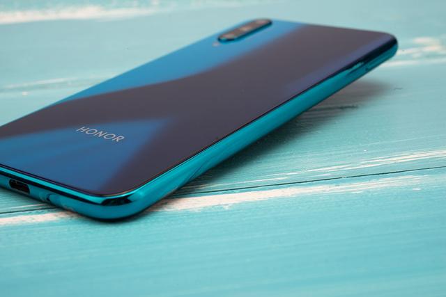 荣耀20青春版图赏：幻彩渐变超级柔美