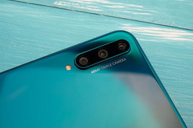 荣耀20青春版图赏：幻彩渐变超级柔美