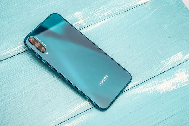 荣耀20青春版图赏：幻彩渐变超级柔美