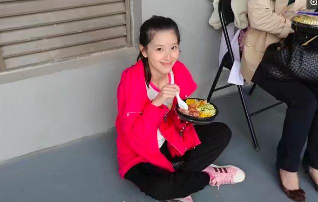 章泽天昔日吃饭无架子，刘强东老婆盘腿坐地上，对镜微笑超礼貌