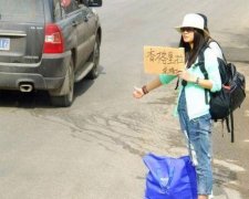 川藏线上的女游客举着“求RB”的牌子，到底是什么意思？你懂吗？