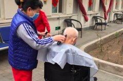 老人理发了 养老院封闭式管理也能过“二月二”