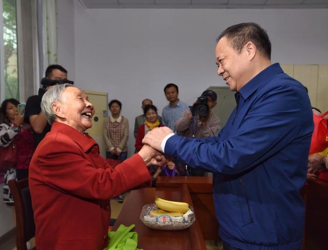 总有一款适合你，武汉市长点赞这些“互联网+居家养老”新模式