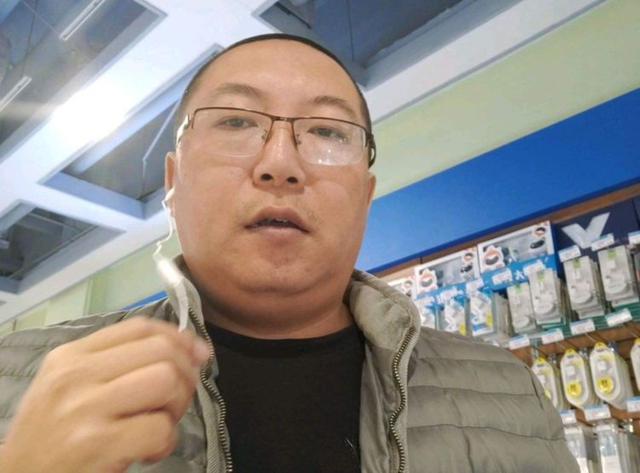 手机实体店看似“无人光顾”，为啥却不倒闭？原因其实有3点