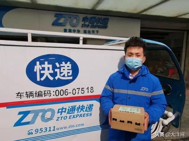 快递小哥出席国务院发布会，紧张到上热搜！网友都说好可爱