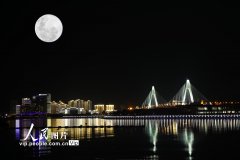 海南海口：“超级月亮”现身夜空