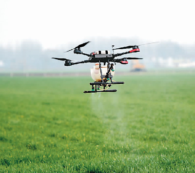 在河南新蔡县余店镇，工作人员使用无人机作业。宋超喜摄（新华社发）