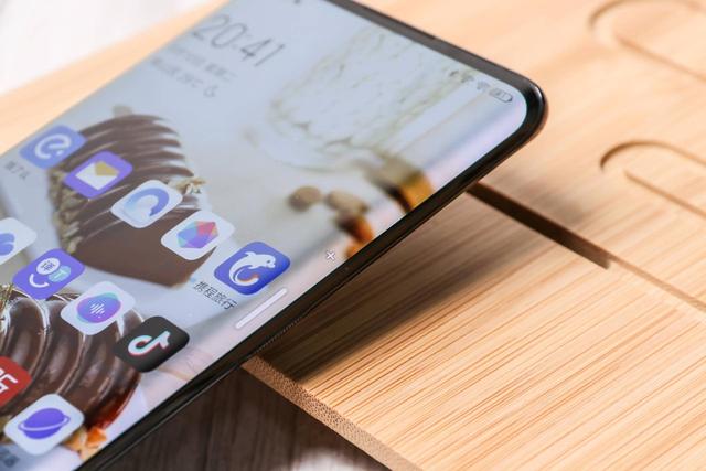 我怎么拿了一块屏幕在手上？不不不，它是NEX 3 5G