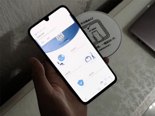 华为路由器A2：信号满满，一碰连网！这样的路由你值得有用