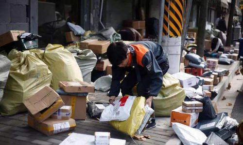 “通达系”营收惨淡，“快递女王陈小英”却套现146亿“离场”？