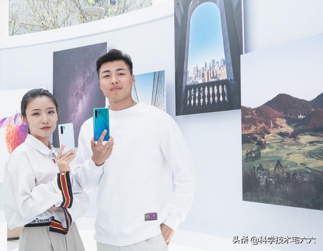 去年华为“机皇”降价近两千，拍照依旧前十名，具备性价比了？