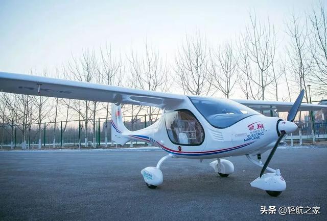中国首款电动飞机锐翔RX1E领先世界，一小时的飞行成本仅需17元