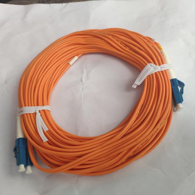 2020年进入大数据千兆时代，网线也逐渐更换成光纤