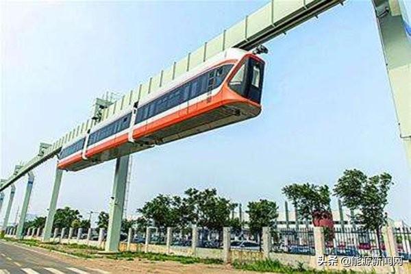 重庆的轻轨就够震撼了，这辆新能源列车更震撼，又是一个打卡地！