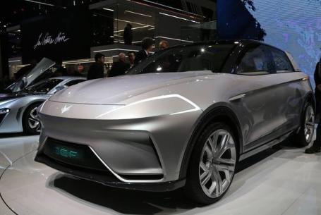 北汽极狐带着它的高冷来了！一款与Model 3并驾齐驱的国产新能源