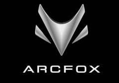 北汽极狐带着它的高冷来了！一款与Model 3并驾齐驱的国产新能源