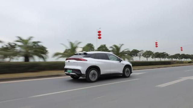 有它不看特斯拉！双12.3英寸曲面大屏，续航高达650km，7.9秒破百