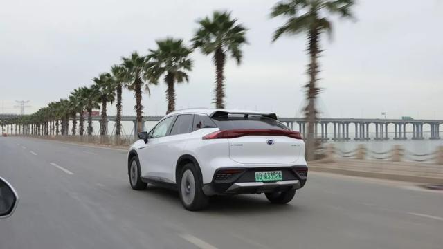 有它不看特斯拉！双12.3英寸曲面大屏，续航高达650km，7.9秒破百