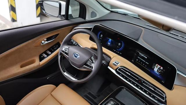 有它不看特斯拉！双12.3英寸曲面大屏，续航高达650km，7.9秒破百