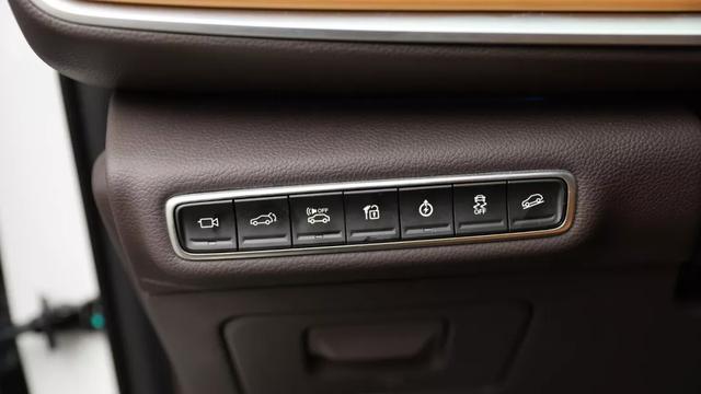 有它不看特斯拉！双12.3英寸曲面大屏，续航高达650km，7.9秒破百