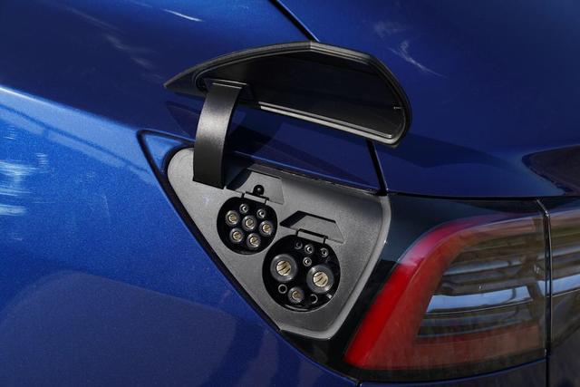 30万搞定丈母娘，买豪车不如选新能源车，低调、豪华、有品味